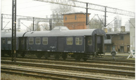 Trzyosiowy wagon przeznaczony do dozoru pociągów specjalnych i eszelonów wojskowych.

Szczecinek, 11.04.2002 r. fot. M. Grzebieliszewski.

STM Arch. 4496.